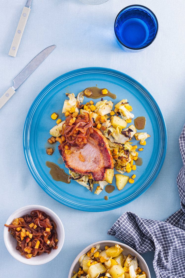 Røkt svinekam og bakt potetsalat med ristet mais og rabarbrachutney
