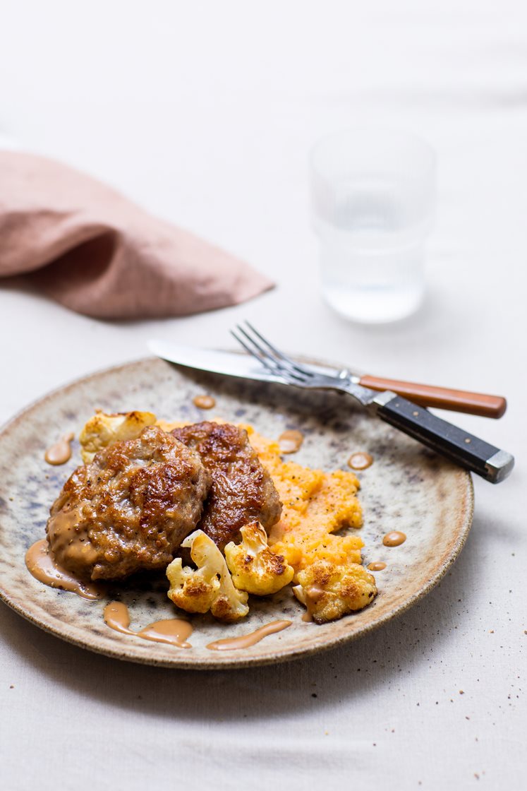 Elgkarbonader i peppersaus med smørstekt blomkål, servert med rotmos