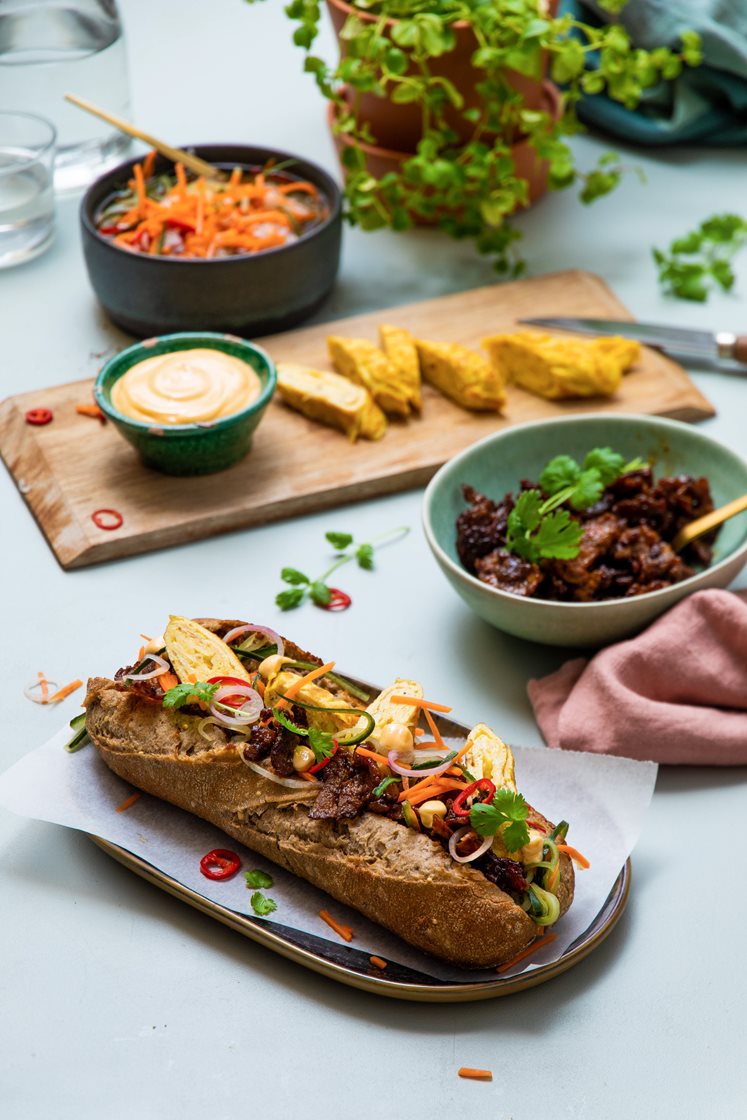 Banh mi - vietnamesisk bagett med grillet gyroskjøtt, omelett, syltede grønnsaker og hoisinsaus