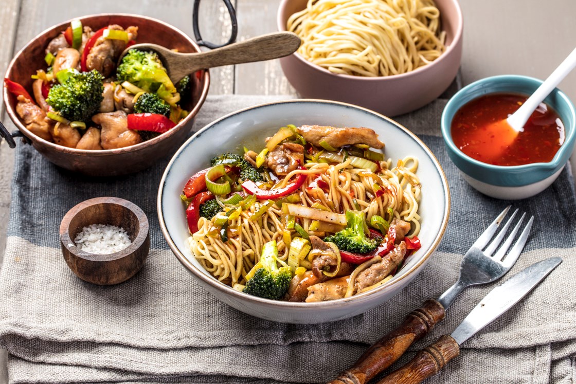 Kyllingwok med hoisinsaus og nudler