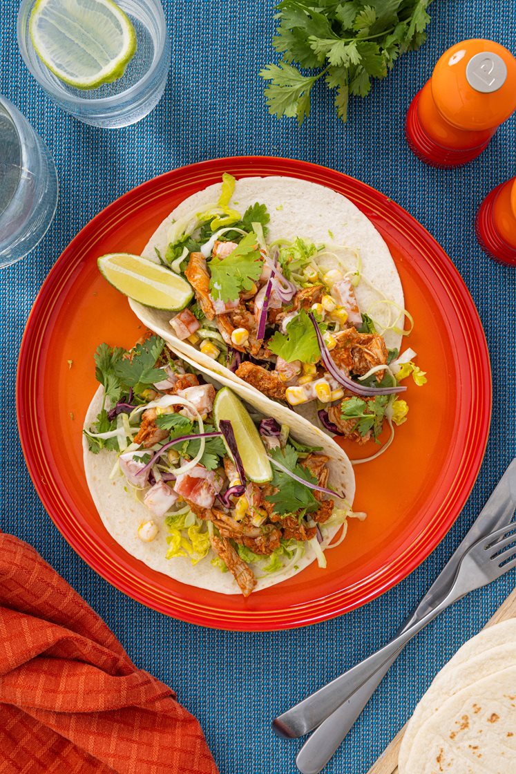 Pulled kyllingtaco med strimlet kål, rødløg og mexicansk majssalat