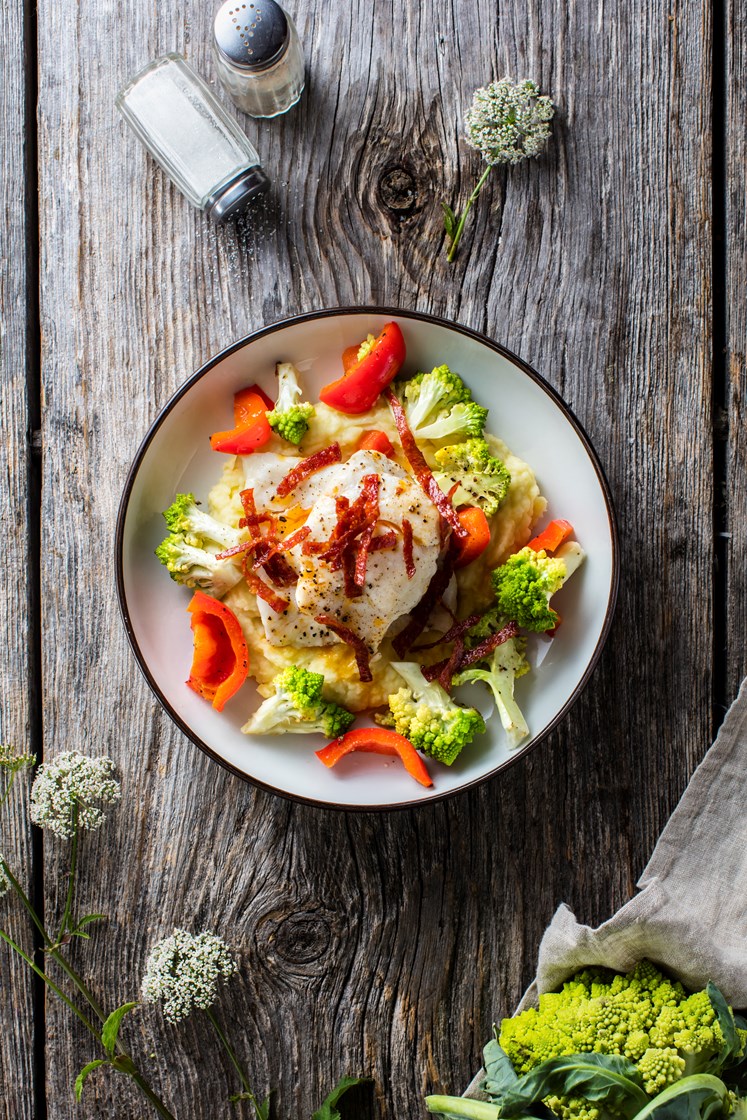 Ovnsbakt torsk med potetmos, romanesco, paprika og stekt chorizo