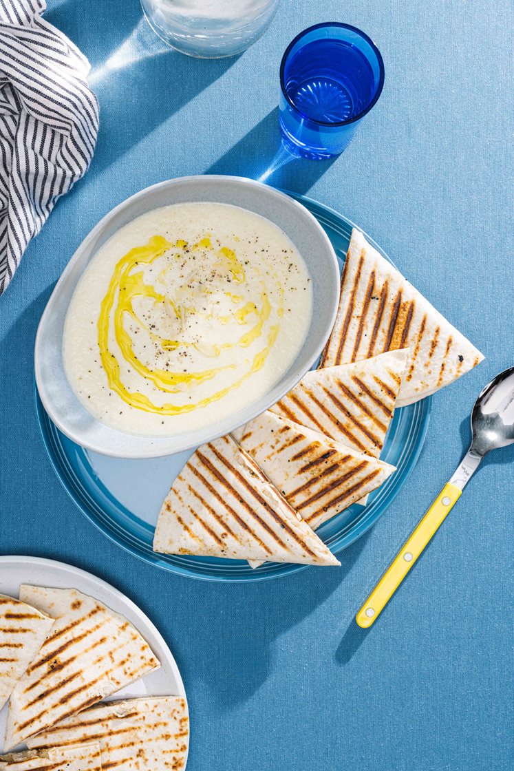 Kold ajo blanco suppe og grillet quesadilla med kylling