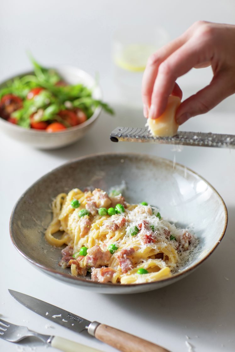 Pasta carbonara med bacon, ruccola- og tomatsalat Grana Padano