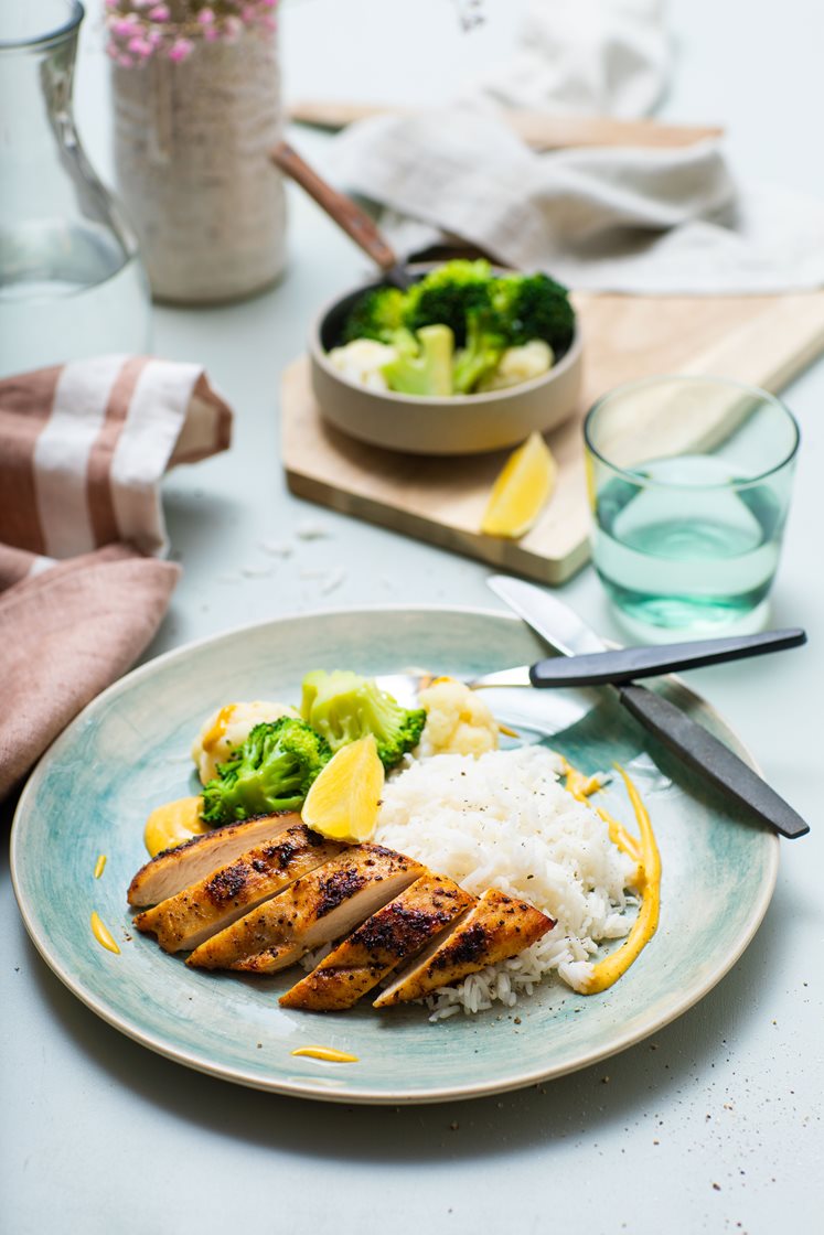 Sitrusstekt kylling med brokkoli- og blomkålbuketter og curry- og mangodressing