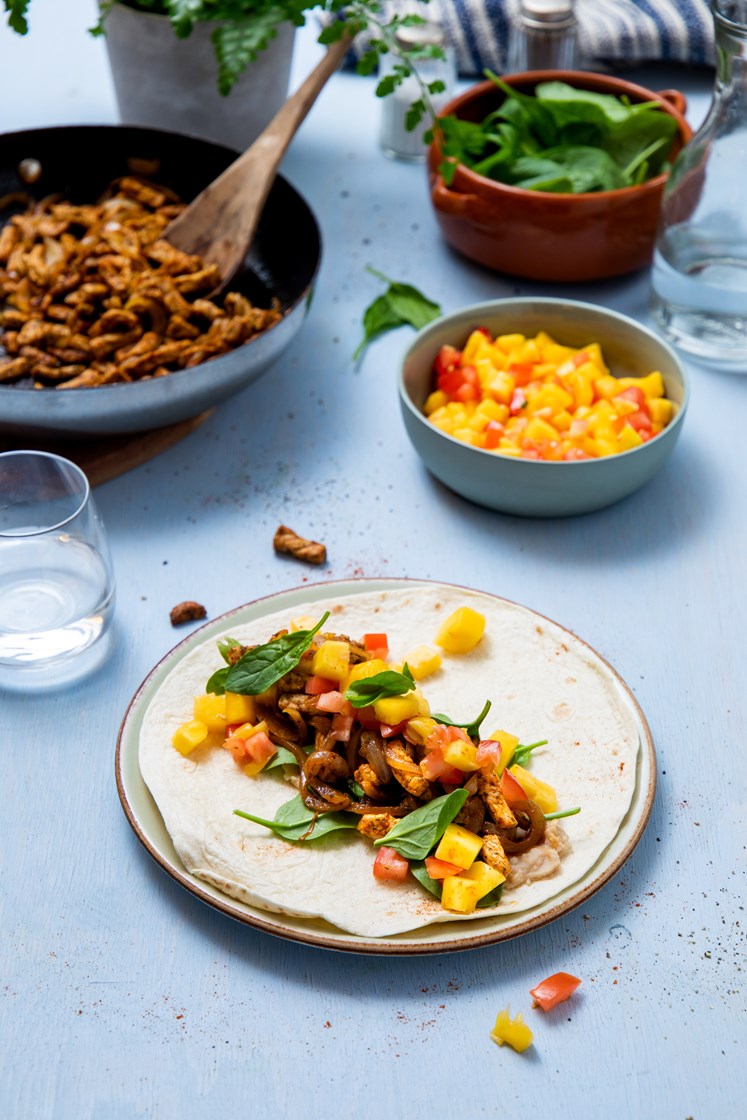 Fullkornstortilla med tacokrydret svin, bønnekrem og mango