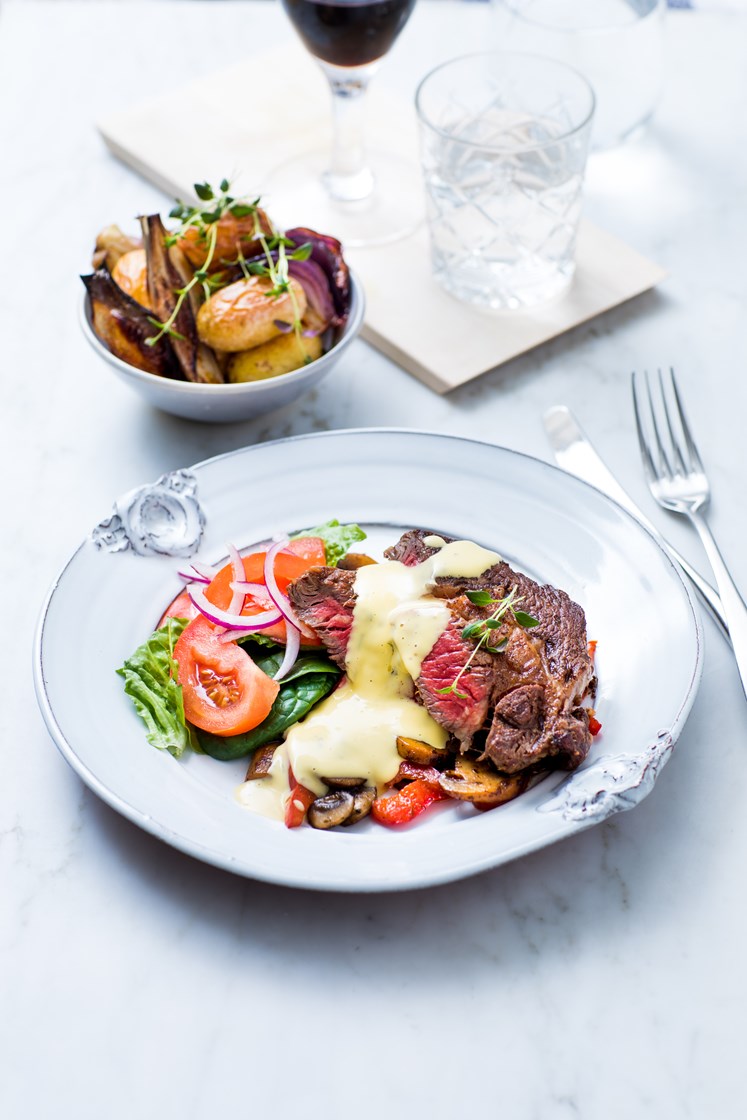 Entrecôte i kryddersmør med bearnéssaus, sopp, paprika og ovnsbakte poteter og løk