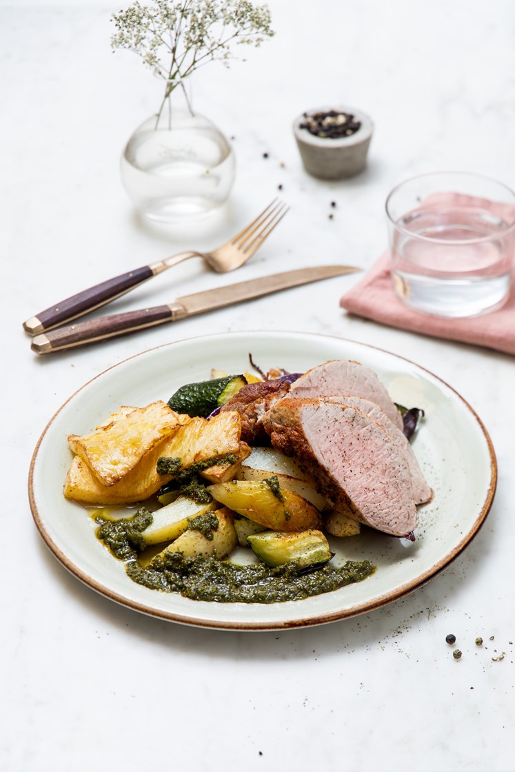 Indrefilet av svin med ovnsbakte grønnsaker og salsa verde 