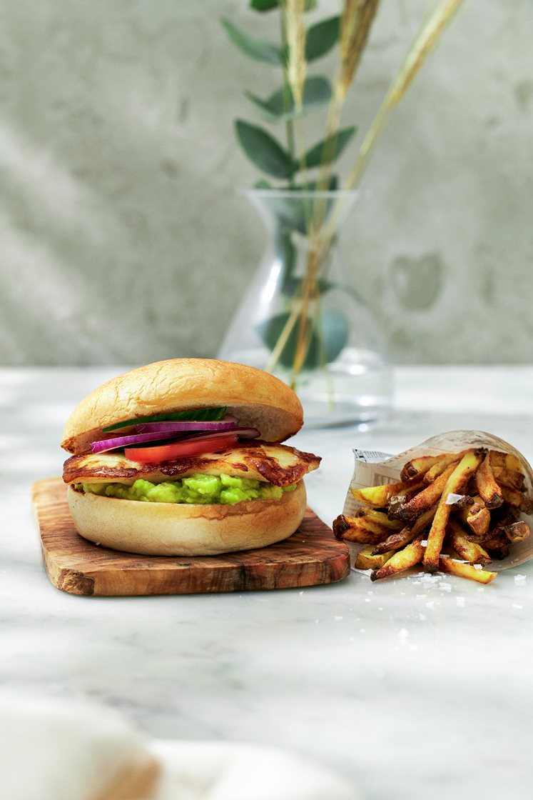 Halloumiburgare med guacamole och pommes frites