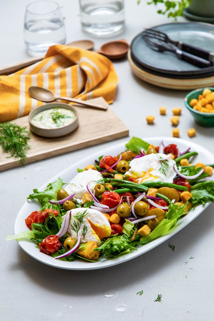 Lun fransk bondesalat med posjerte egg, balsamicostekte tomater og grønne bønner med urtevinaigrette