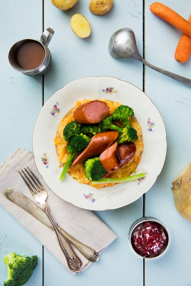 Stekte pølser med hjemmelaget rotmos, kokt brokkoli, brun saus og rørte tyttebær