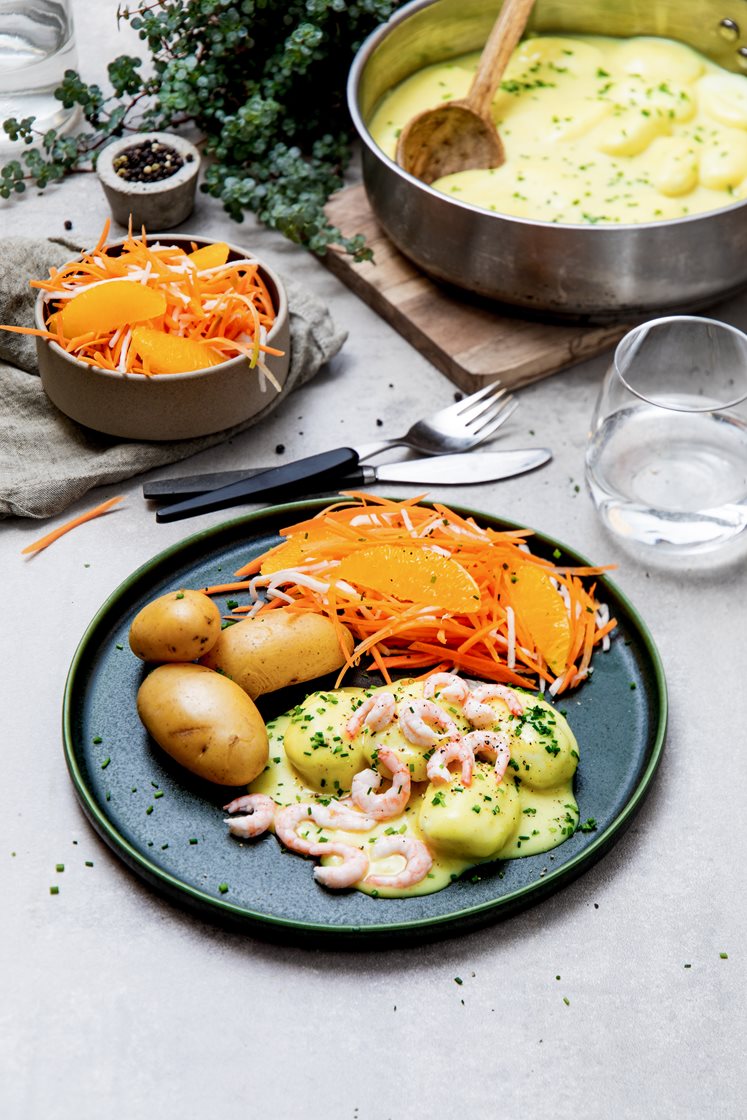 Fiskeboller i hvit saus med Lyngen-reker, råkost og poteter
