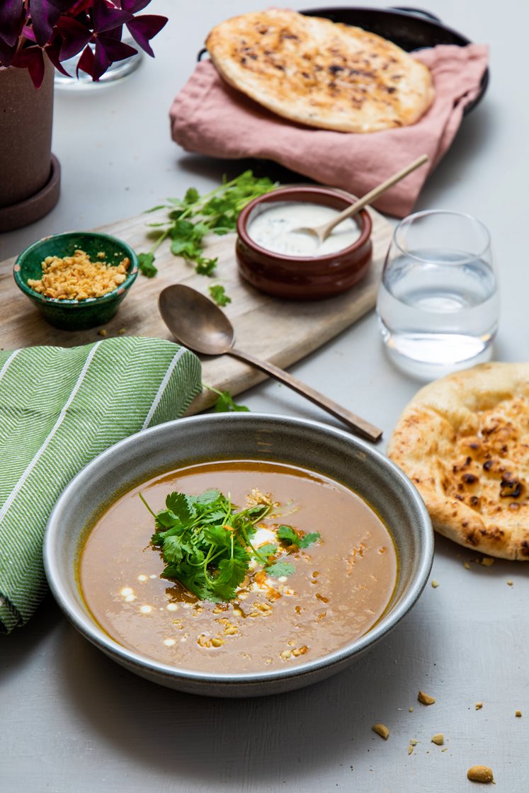 Linsesuppe med appelsin, koriander, nanbrød og raita