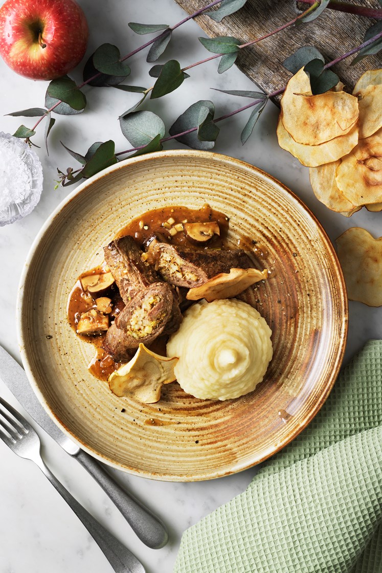 Oxrullader med palsternackspuré, svampsky och äppelchips