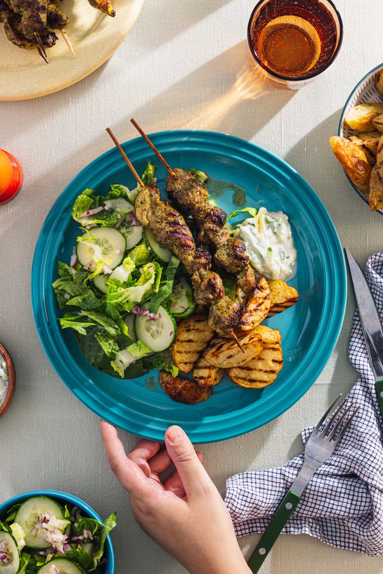 Souvlaki – Grillet svinekjøtt med potetbåter, tzatziki og frisk salat
