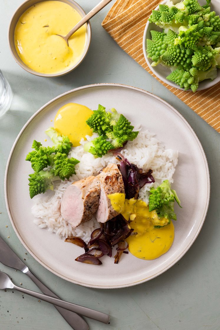 Sitrusstekt svinefilet med karamellisert rødløk, romanesco og bearnéssaus