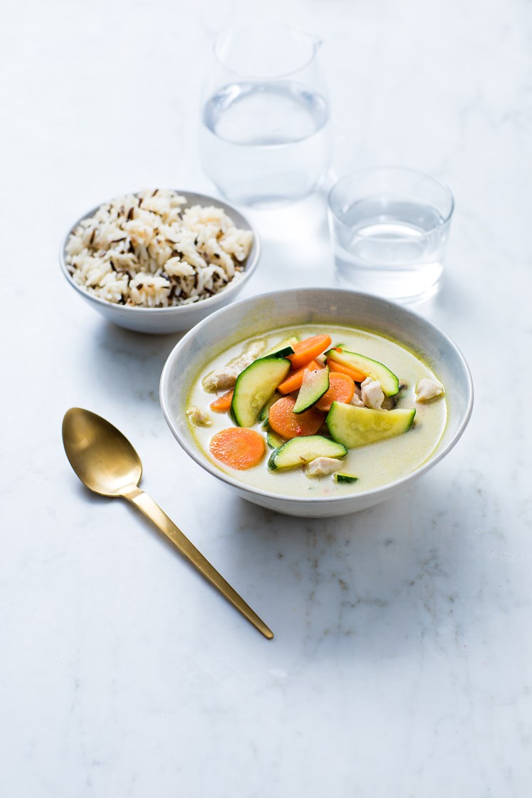 Thaisuppe med kylling, gulrot, squash, sjampinjong og chili servert med ris