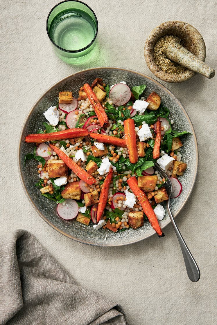 Libanesisk sallad med sesamfrön, rostade morötter, za'atar och fetaost