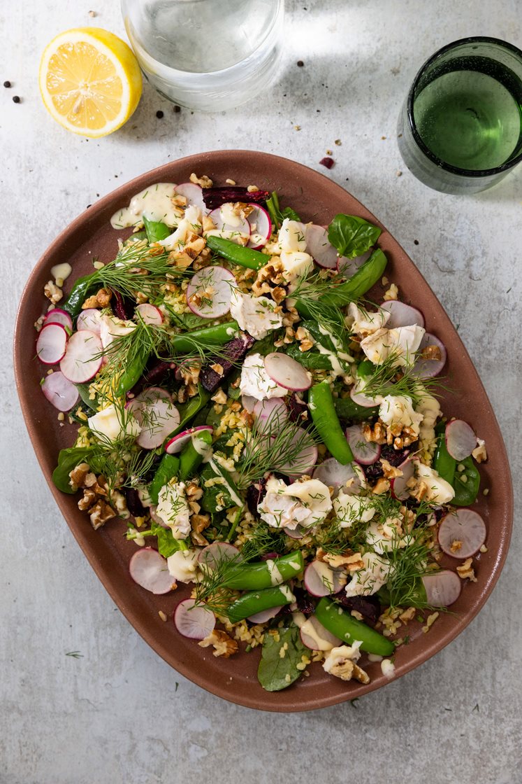 Bulgursalat med bakt rødbet og sukkererter servert med chevre og frisk sennepsvinaigrette