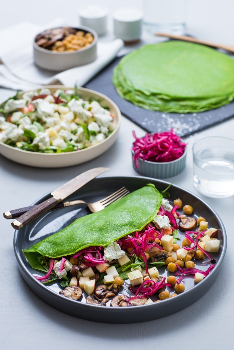 Spinatpannekaker med chevre, aromasopp, eple, pære og lettsyltet rødløk