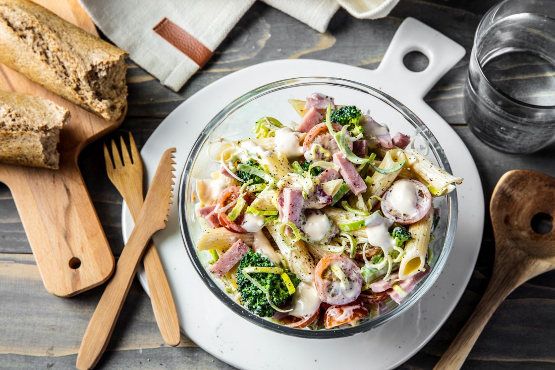 Kremet pastasalat med skinke