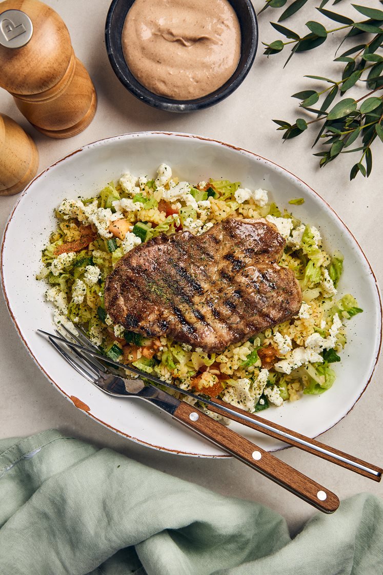 Fläskkarré med bulgursallad, fetaost och BBQ-sås