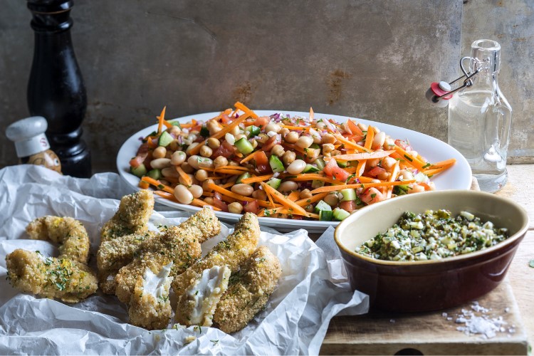 Hjemmelagde fiskepinner med urtecrust og remulade