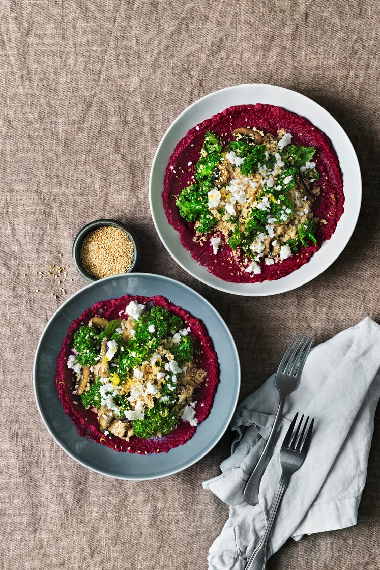 Portabello- och grönkålsfräs med rödbetshummus, fetaost och sesamfrön