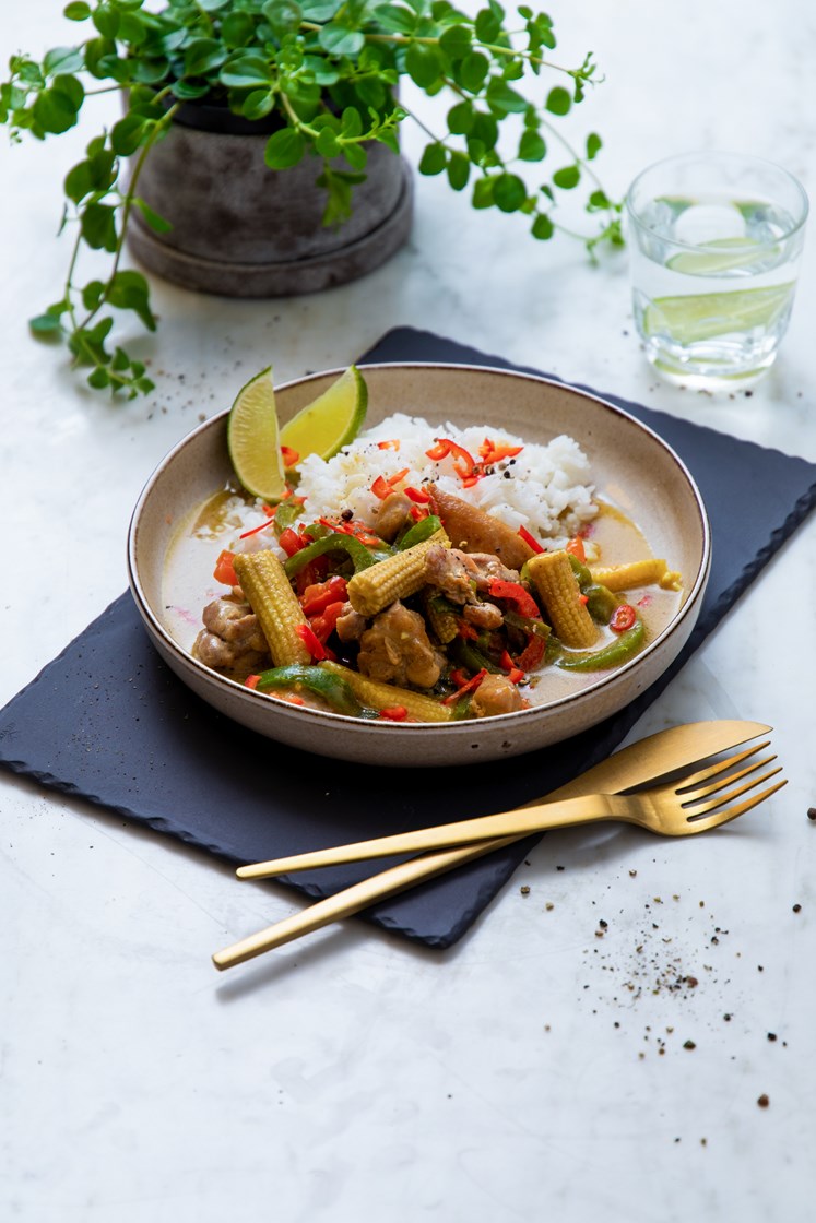 Grønn curry med kylling, paprika og minimais servert med jasminris, finhakket rød chili og limebåter