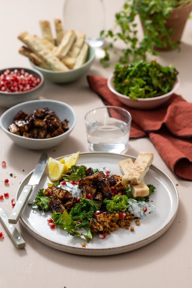 Bakt sellerirot med daddelchutney, krydrede linser, raita og nanbrød