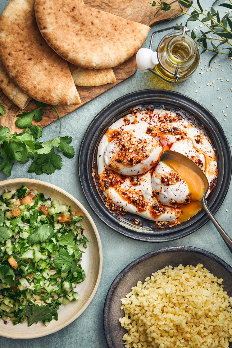 Cilbir - Turkiska ägg med chiliolja, vitlöksyoghurt, tabbouleh och pitabröd