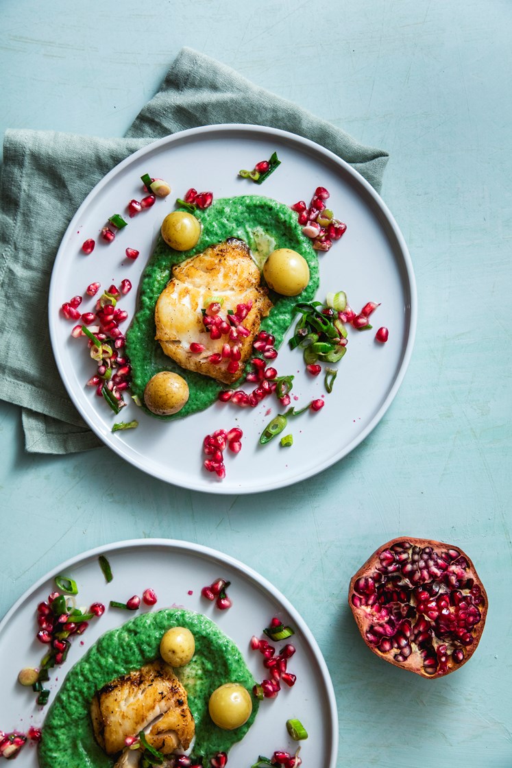 Torsk med poteter, jordskokk- og spinatpuré og vårløk- og granateplevinaigrette