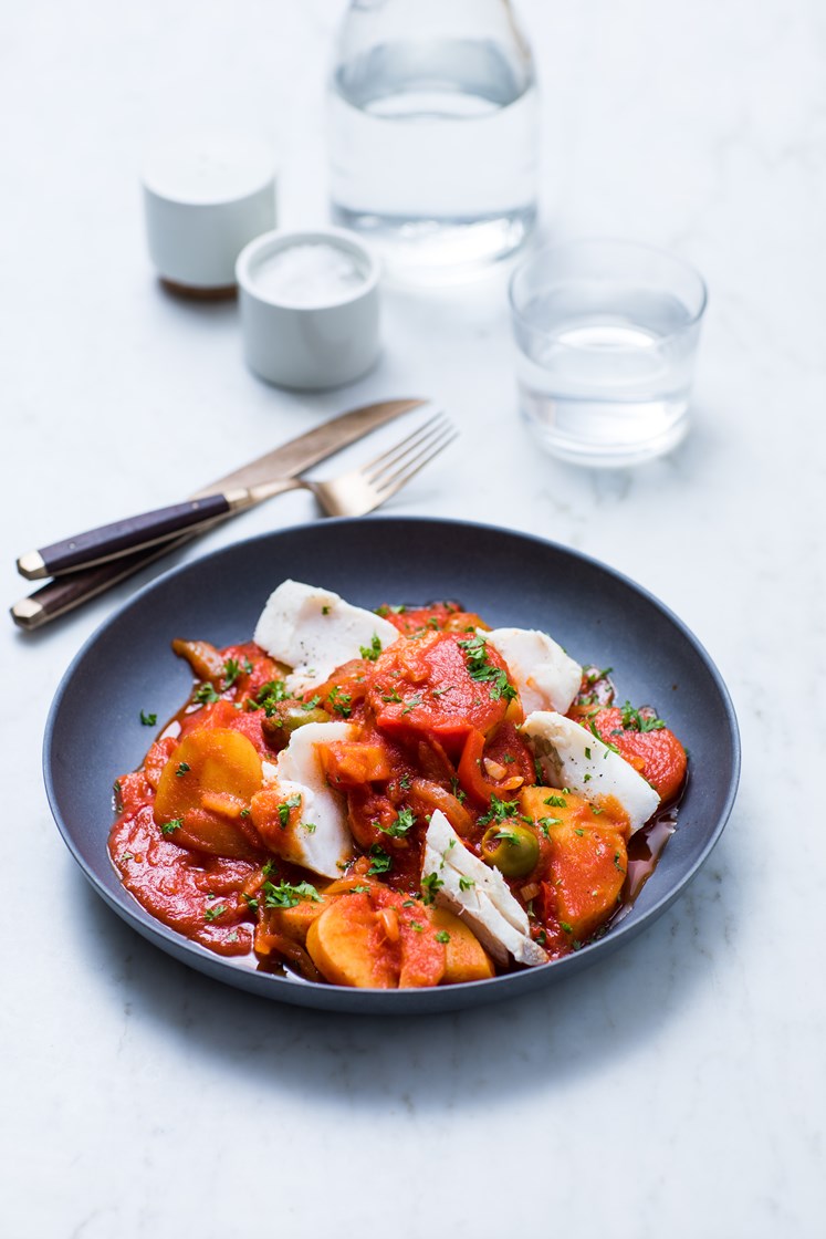 Bacalao med lettsaltet torsk, poteter, paprika, oliven og persille
