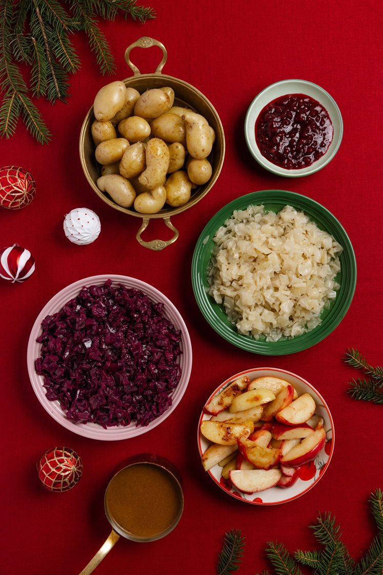 Alt tilbehøret - ferdiglaget surkål, rødkål og brun saus med poteter