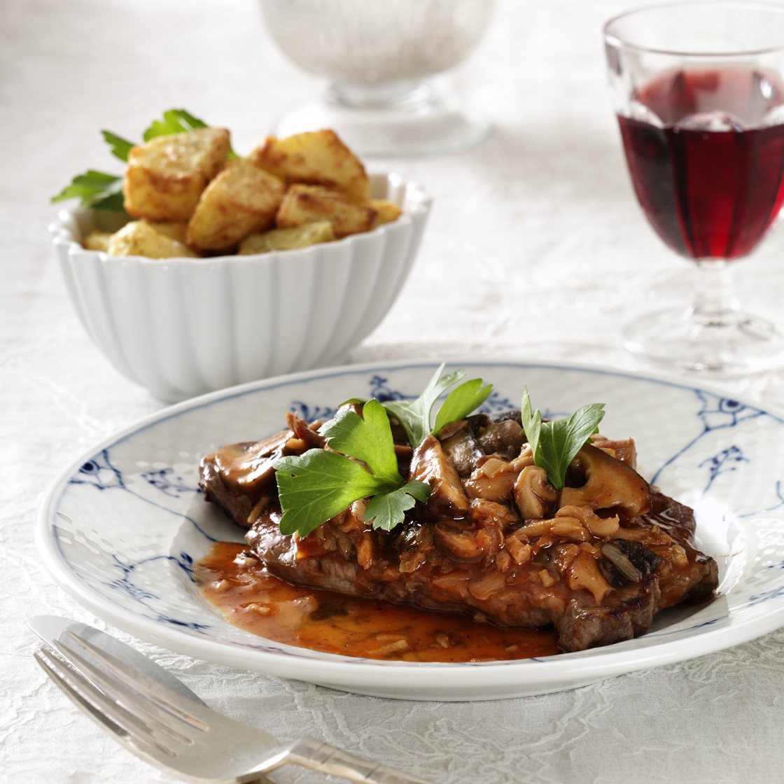 Oksesteak med svampe i sherrysauce og sprøde kartofler