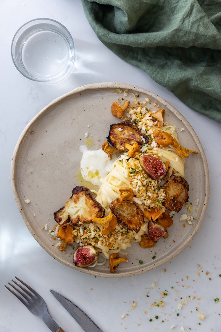 Chevrekremet pasta linguine med bakt jordskokk og kantarell servert med sprø sitrontopping