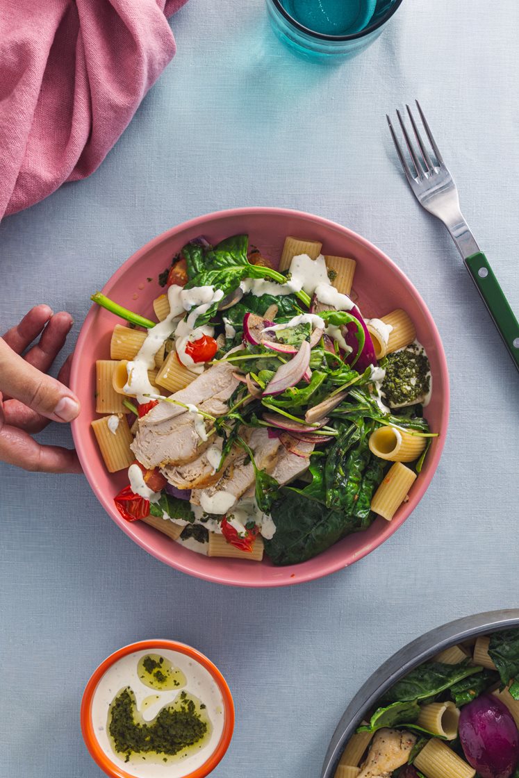 Ovnsbakt kyllingbryst og cherrytomater servert med mezze maniche, basilikumkrem og ruccolasalat 