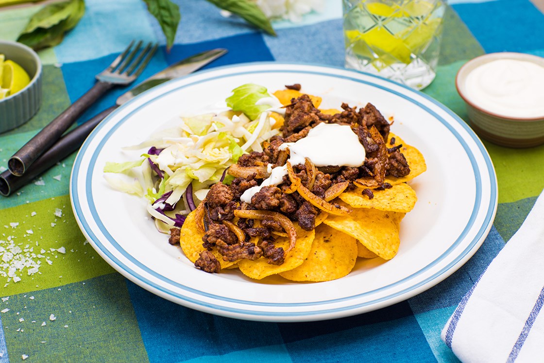 Nachos med tacostekt karbonadedeig, kålsalat og rømme