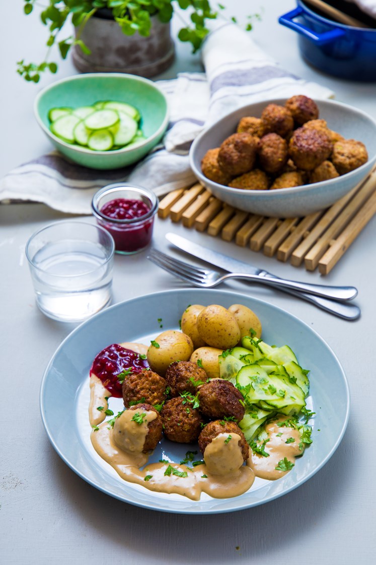 Grønnsaksboller i steinsoppsaus med kokte poteter, agurksalat og tyttebær
