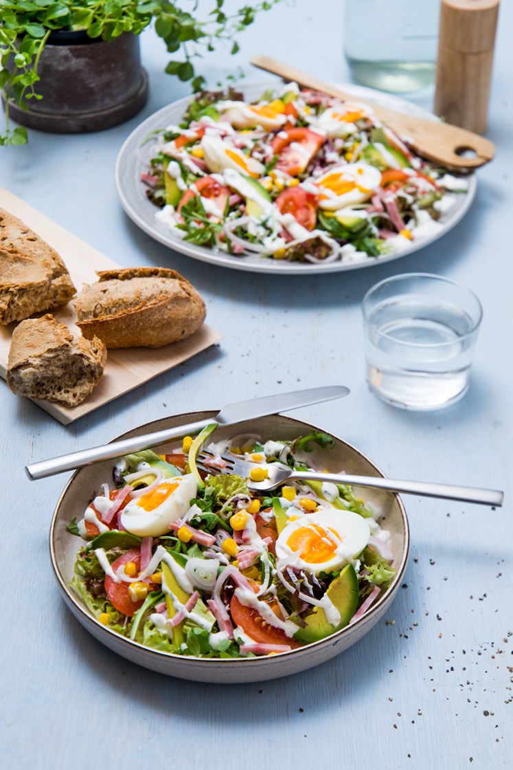 Cobbsalat med egg, skinke, avokado og lett urtedressing