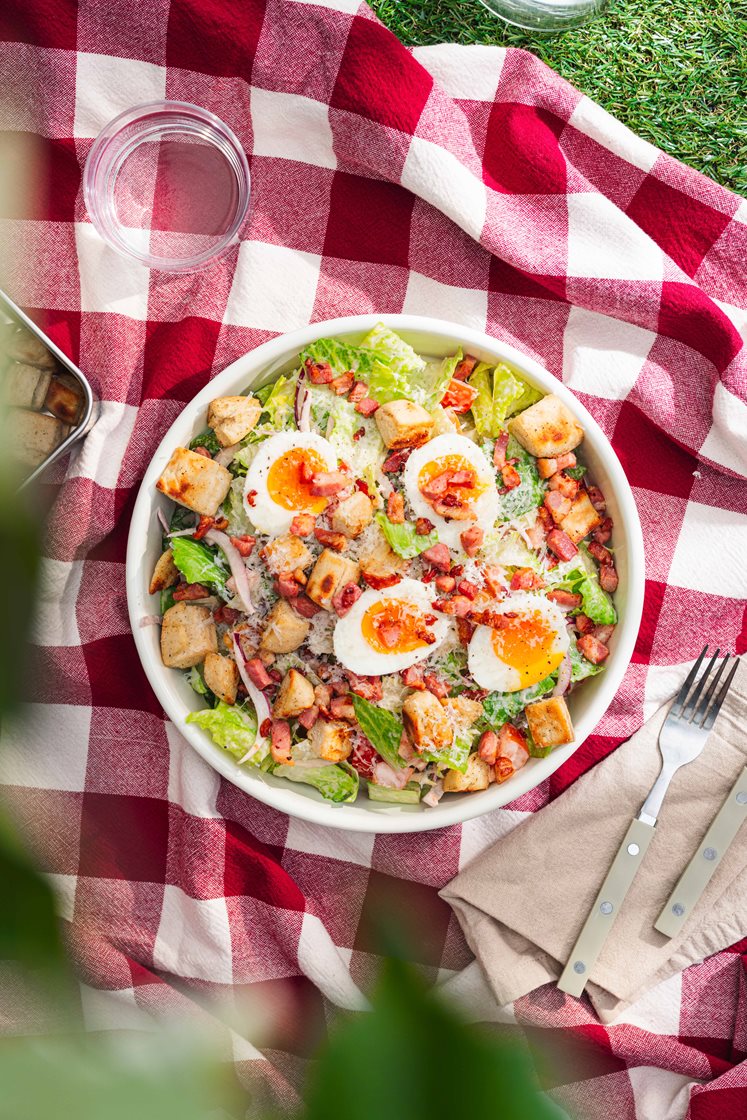 Blandet salat med bacon, bløtkokte egg, krutonger og Grana Padano