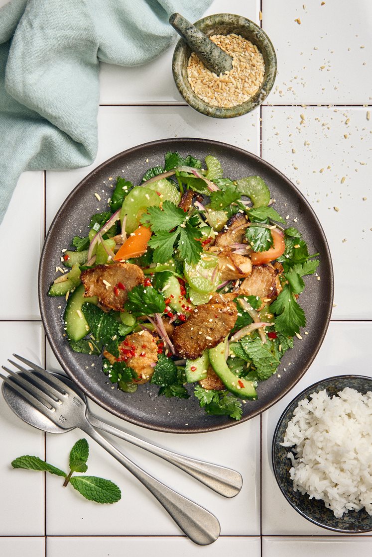 Thailändsk sallad med tunnskuret fläsk, koriander, mynta och sötsyrlig lime- och chilidressing