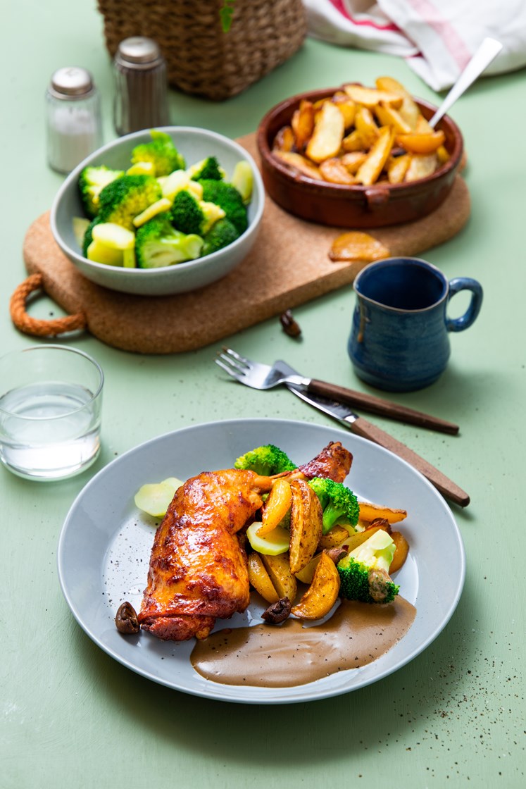 Krydderstekte kyllinglår med ovnsbakte grønnsaker og peppersaus 