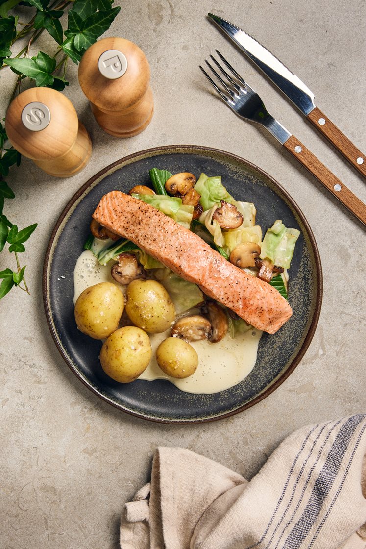 Ugnsbakad laxfilé med citron- och tryffelsås, spetskål och svamp