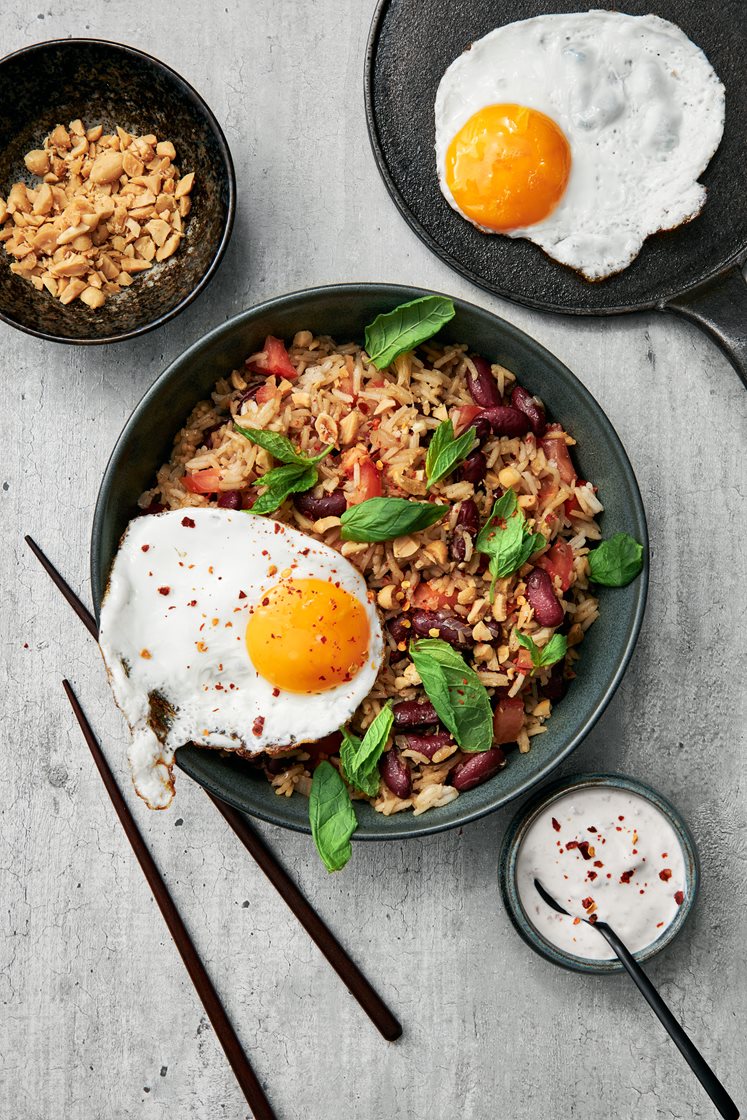 Karibiskt fried rice med jordnötter, stekt ägg och sambalyoghurt