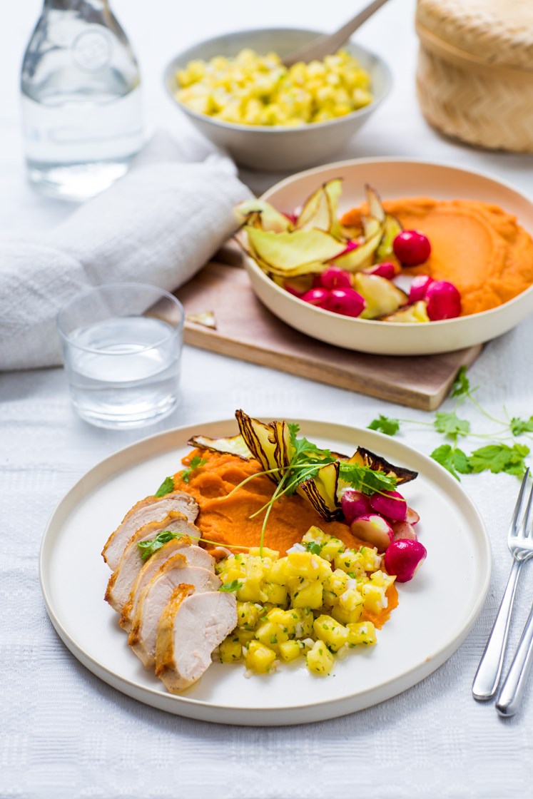 Kylling med søtpotetmos, spisskål, reddiker og ananassalsa