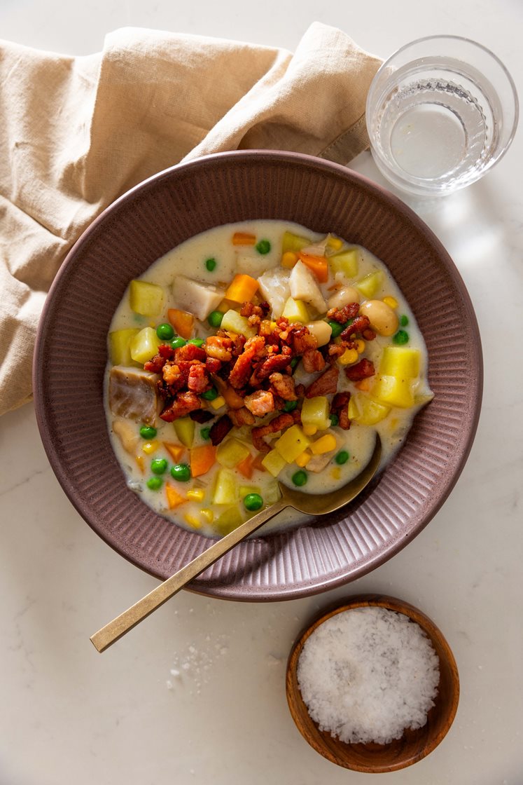 Chowder med lyrfilet, hvite bønner, gulrøtter og sprøstekt bacon