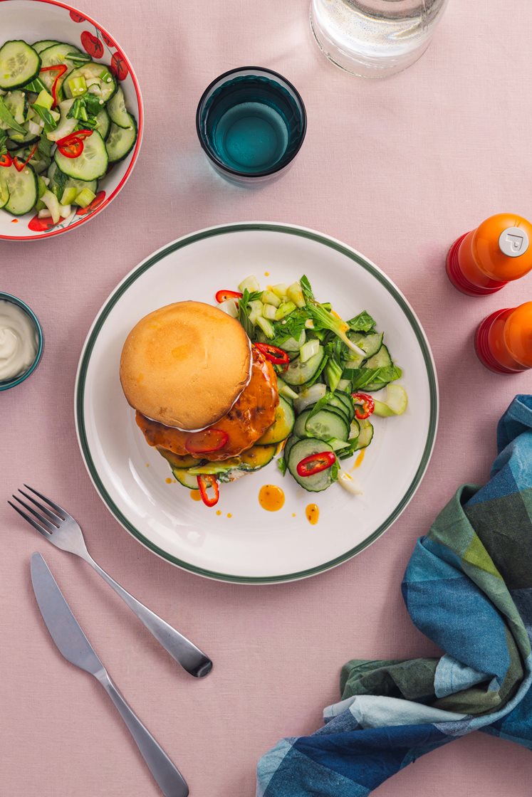 Mangoglasert ørretburger med cheddar og chili og asiatisk pak choysalat
