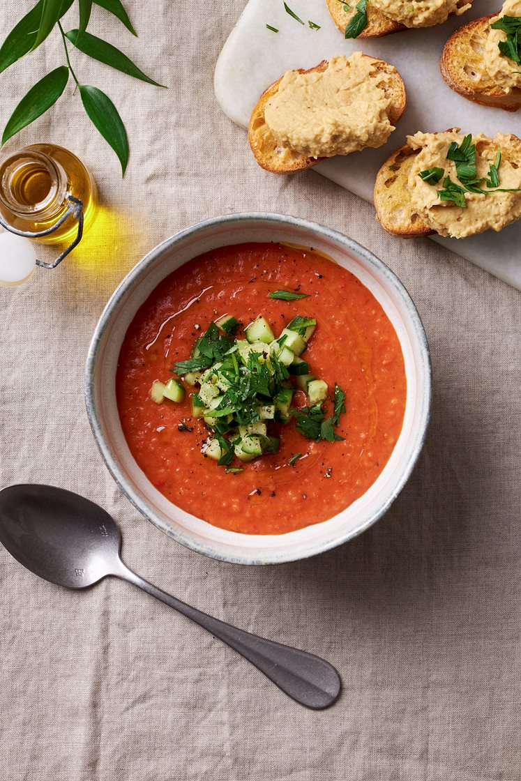 Spansk tomatsoppa med kikärtsröra och rostad baguette