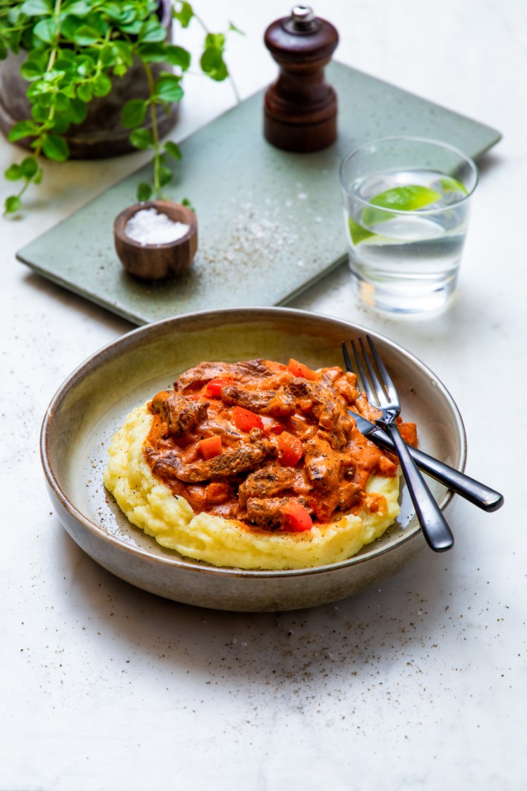 Biff Stroganoff med aromasopp, servert med potetmos